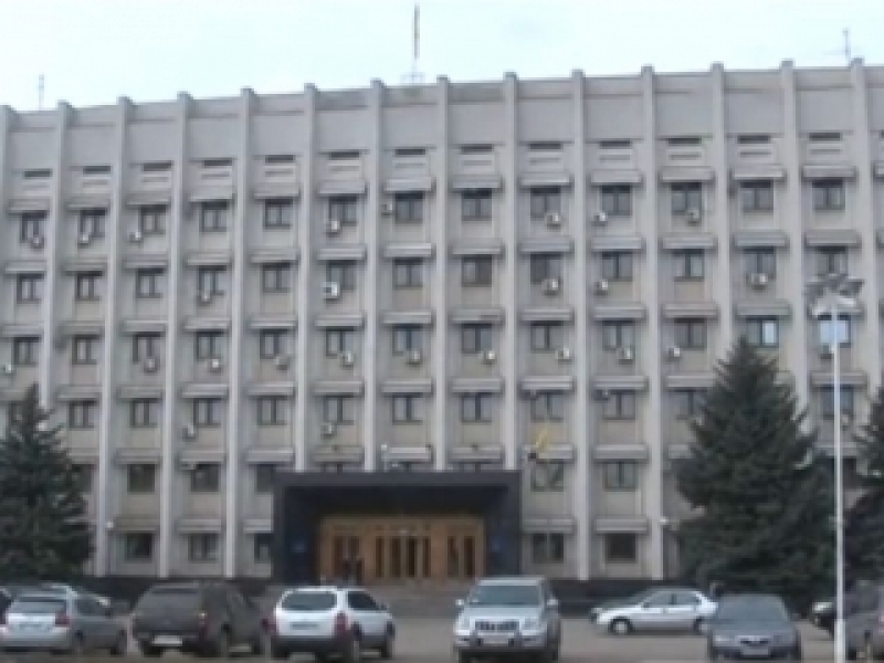 Входы в здание Одесской обладминистрации снова заложили бетонными блоками (видео)