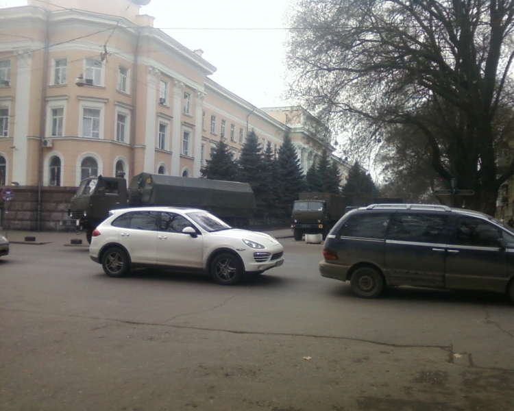 Военные грузовики заехали в здание управления СБУ в Одессе (фото)