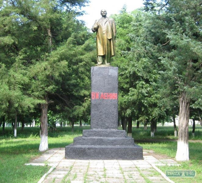 Неизвестные снесли памятник Ленину в Саврани Одесской области