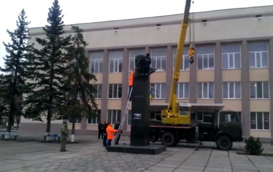 Горсовет на севере Одесщины сам сносит памятник Ленину (видео)