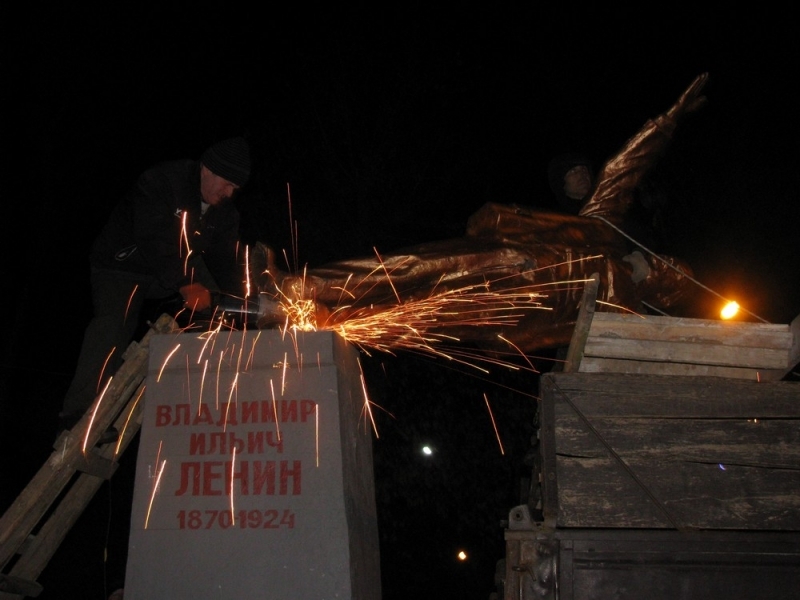 В Ананьеве Одесской области спилили памятник Ленину (фото)