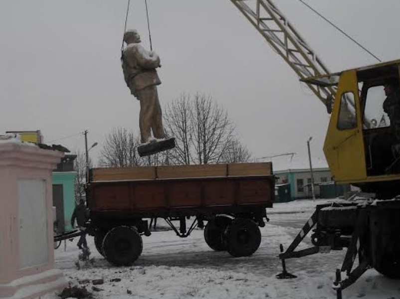 Коммунисты самостоятельно демонтировали памятники Ленину на севере Одесской области (фото)
