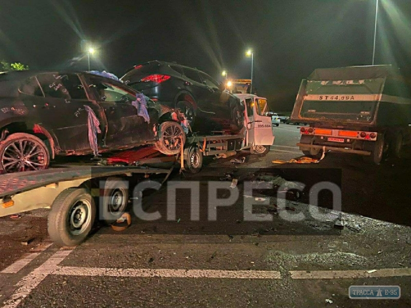 Столкновение грузовиков создало ночью 5-километровую пробку на трассе Одесса-Киев. Видео 