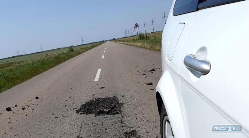Перегруженные фуры начали разбивать дороги Одесской области