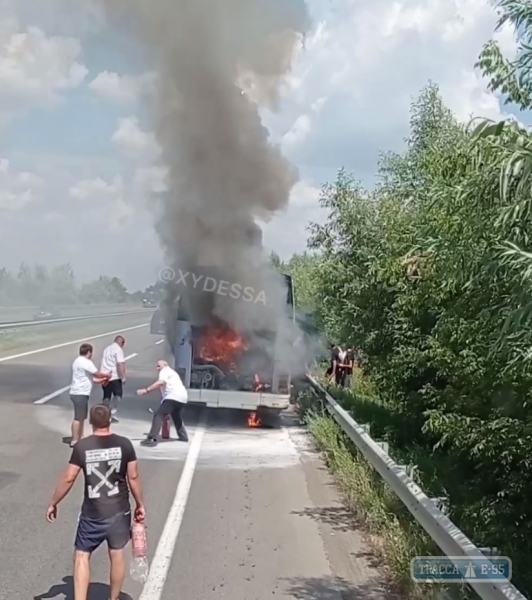 Рейсовый автобус загорелся на трассе Одесса-Киев