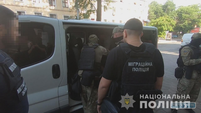 Вооруженные нелегальные мигранты с Кавказа задержаны в центре Одессы. Видео