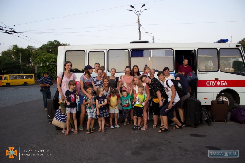 Туристы с детьми застряли в маршрутке в Одессе из-за ливня: спасатели вывезли их на лодке