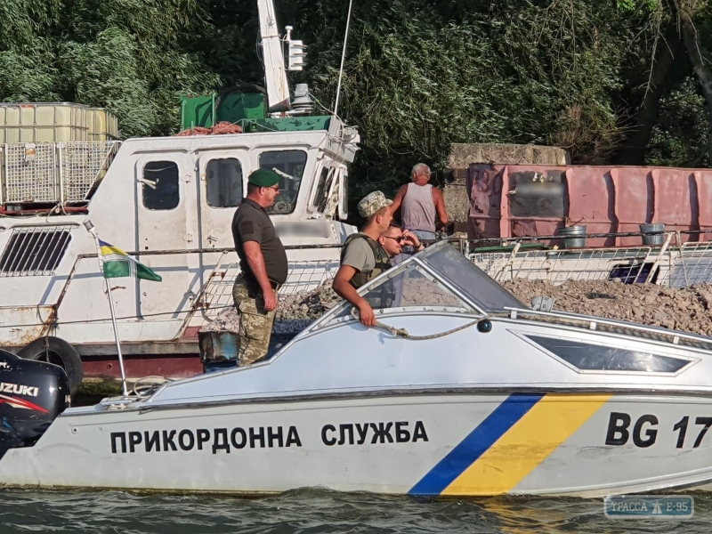 Одесские пограничники задержали румынские баржи, которые заблудились на Дунае