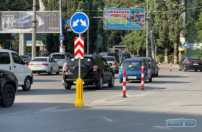 Делиниаторы и сигнальная тумба появились на площади Толбухина в Одессе. Видео