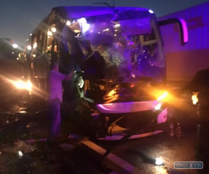 1 человек погиб и 6 травмированы в аварии с рейсовым автобусом в Одесской области 