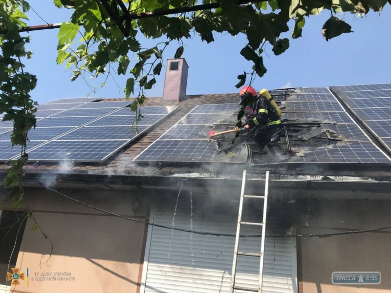 Крыша дома с солнечными батареями загорелась в Одесской области