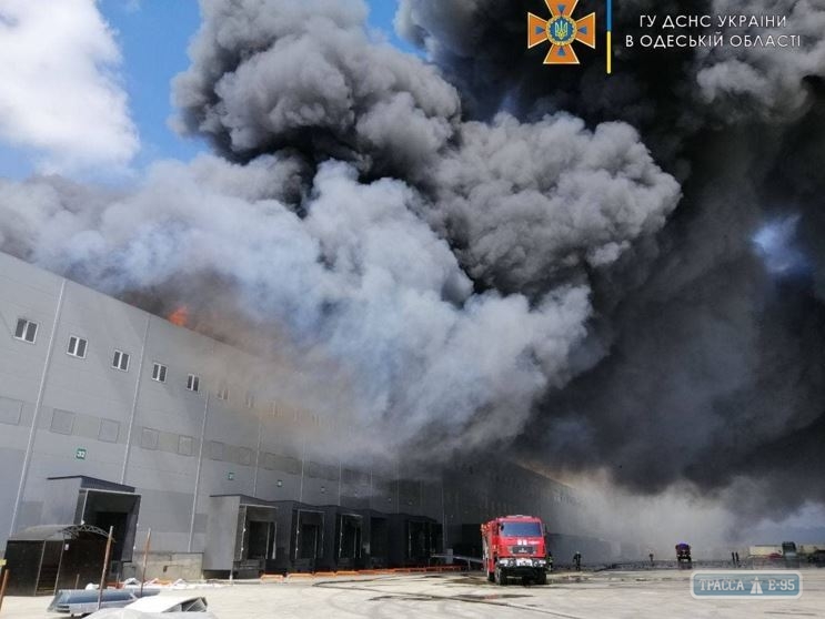Масштабный пожар охватил склады торговой сети под Одессой. Видео. ОБНОВЛЕНО