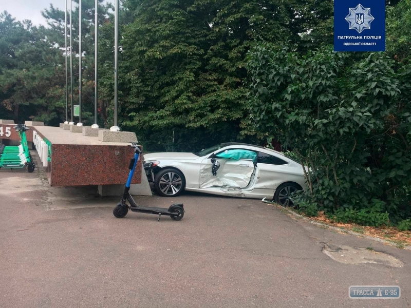 Mercedes и Land Rover не разминулись у Дворца спорта в Одессе, пострадал ребенок