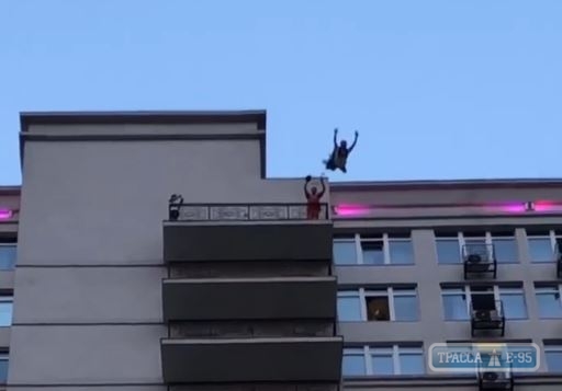 Одессит удачно спрыгнул с 24 этажа. Видео