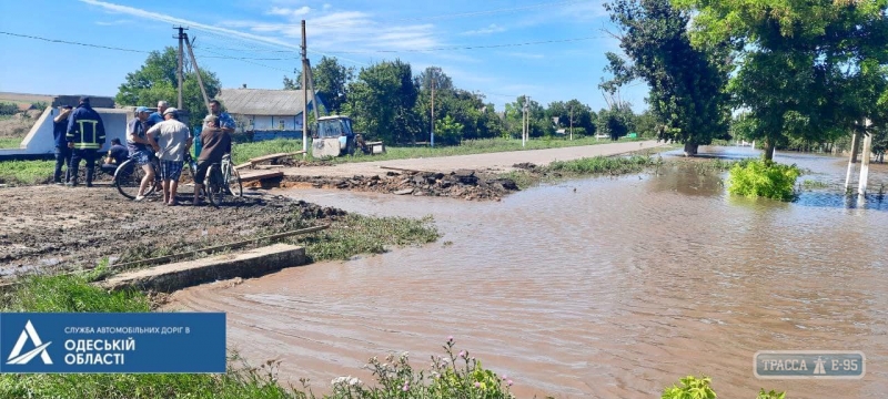 Рабочие разобрали трассу в Одесской области для спасения села от подтопления