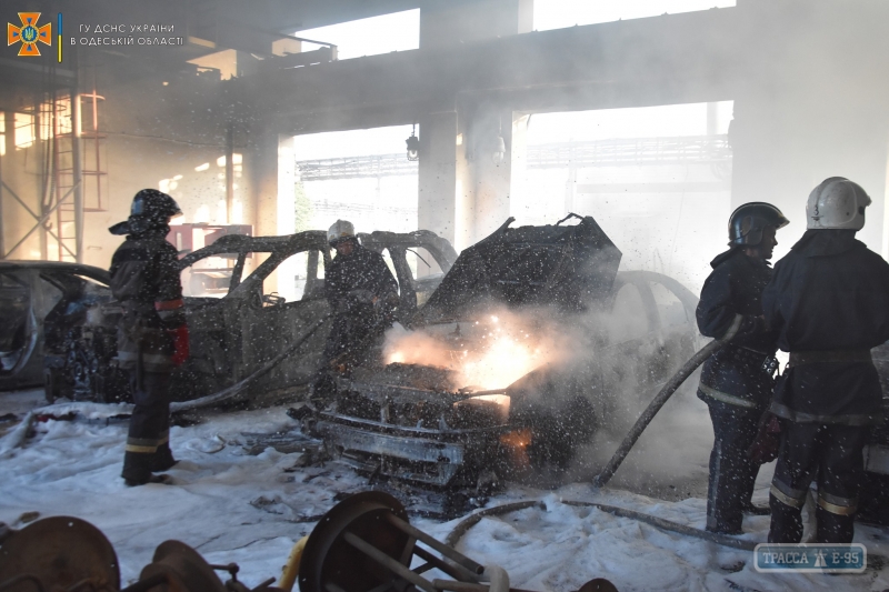 Сразу 6 автомобилей сгорели в Одессе