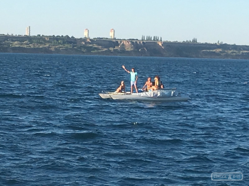 Морские спасатели оказали помощь отдыхающим с детьми – их парусник терпел бедствие под Одессой