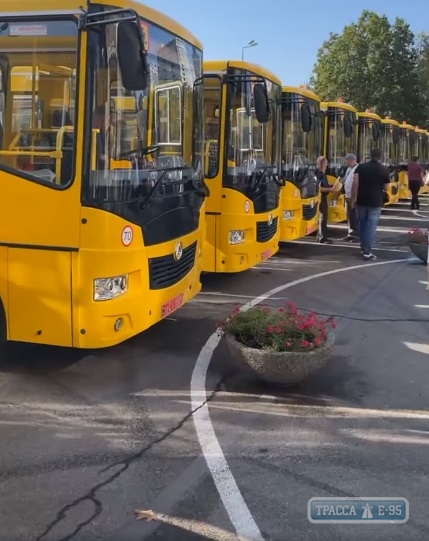 ОТГ Одесской области получили два десятка новых школьных автобусов