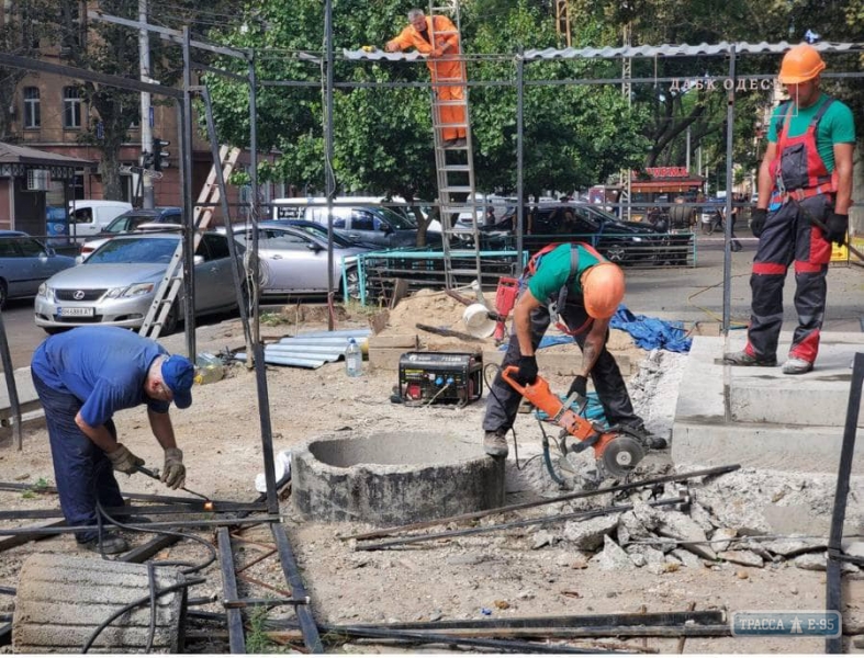 Сотрудники ГАСКа демонтировали часть нахалстроя в центре Одессы (видео)