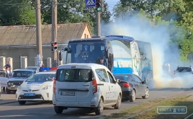 Автобус Черноморца подвергся нападению фанатов команды. Видео