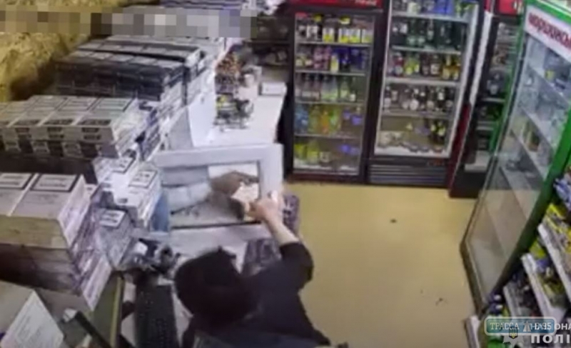 Мужчина с пистолетом пытался ограбить киоск в Одессе. Видео