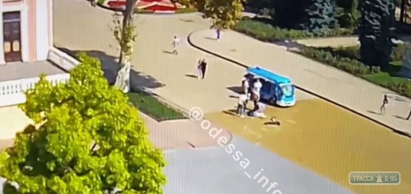 Девушка на электросамокате разбилась под мэрией Одессы. Видео