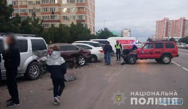 Подросток разбил шесть автомобилей в Черноморске на мамином внедорожнике (фото)