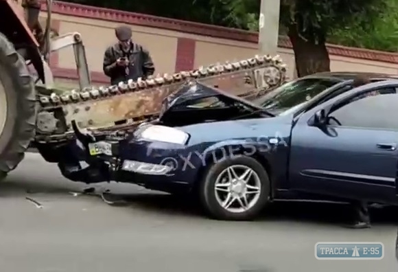 Легковой автомобиль въехал под пилу трактора в Одессе