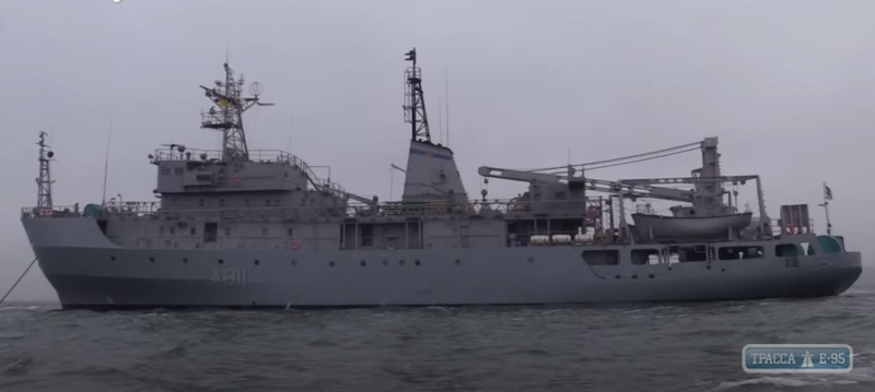 Судно ВМС Украины потерпело бедствие у Змеиного