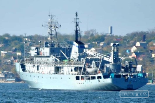 Терпящий бедствие в Черном море военный корабль буксируют в Одессу