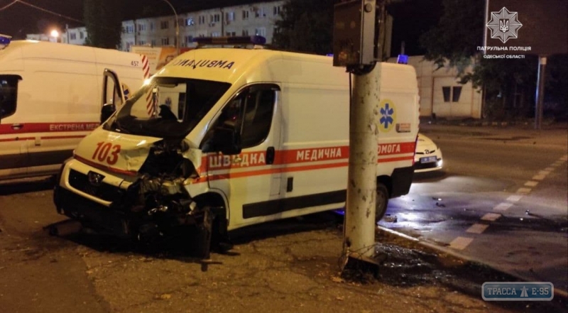 Автомобиль скорой медицинской помощи разбился в Одессе
