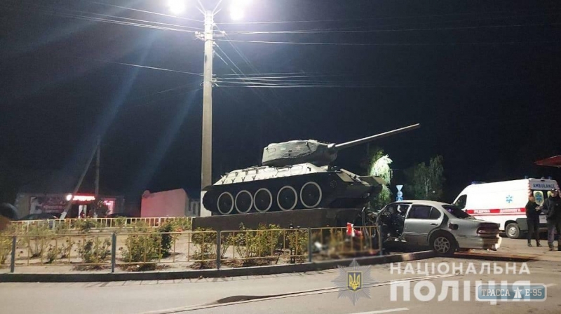 Иномарка протаранила танк в Одесской области, водитель погиб