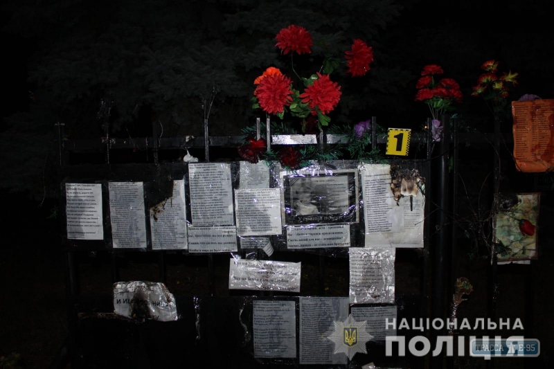 Хулиганы подожгли поминальные цветы у Дома профсоюзов в Одессе