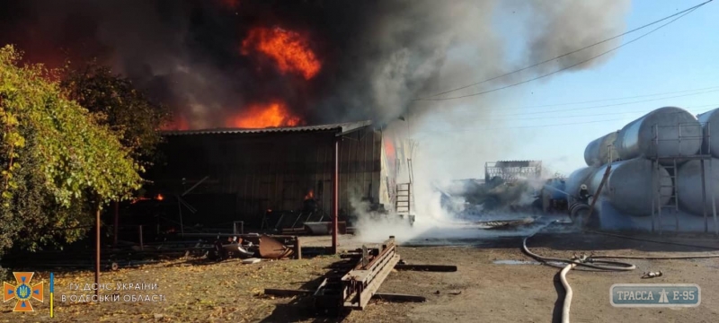 Одесские спасатели ликвидировали крупный пожар на территории винзавода