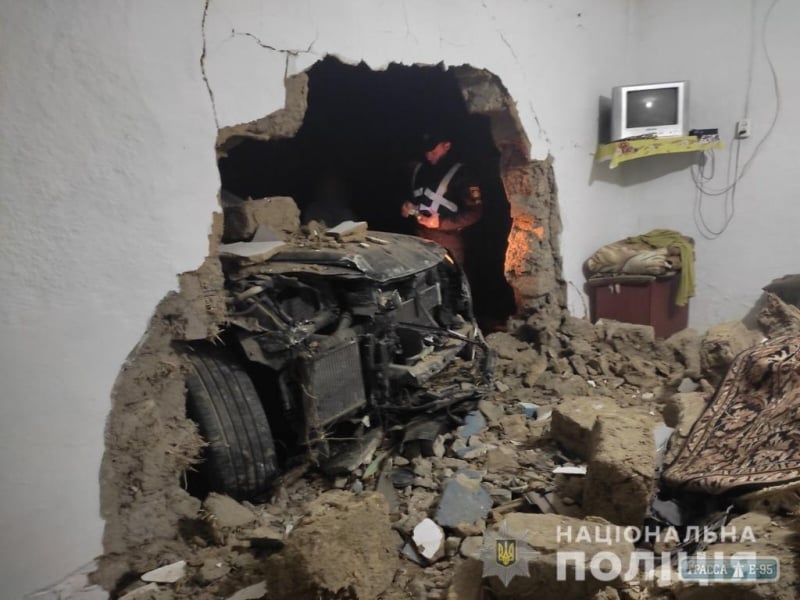 Автомобиль пробил стену дома в Одесской области 