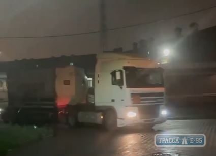 Цистерна кислорода прибыла в Одессу. Видео