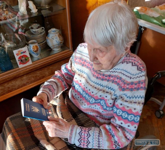 104-летняя одесситка впервые получила загранпаспорт