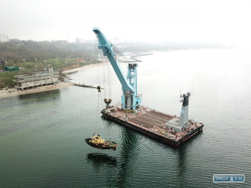 Самый мощный плавкран введен в эксплуатацию после ремонта в Черноморске 