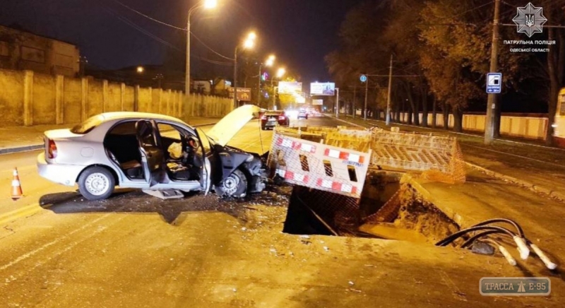 Автомобиль врезался в ограждение, оставленное одесскими коммунальщиками на Люстдорфской дороге 