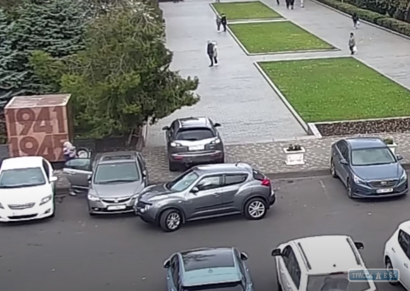 Опубликовано видео, как девушка столкнула внедорожник на Аллею Славы в Одессе