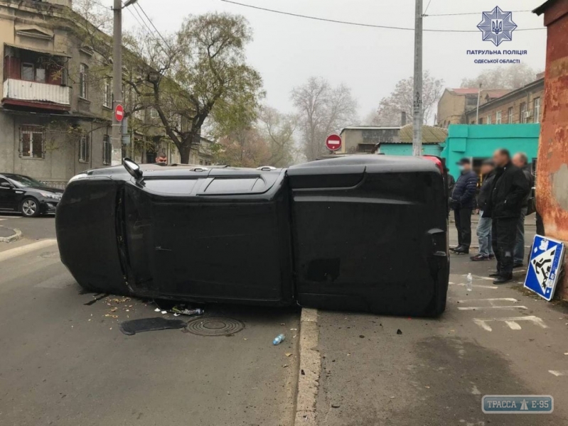 Внедорожники не поделили дорогу на одесской Молдаванке, один из них перевернулся 