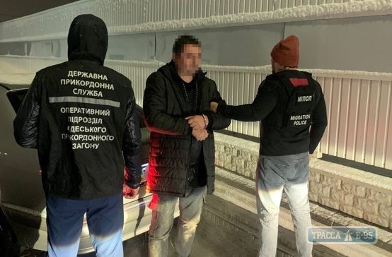 Одесские пограничники задержали вербовщика моряков для перевозки нелегалов. Видео