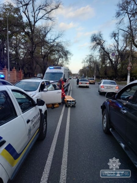 Автомобиль выехал на встречную полосу на Фонтанской дороге в Одессе
