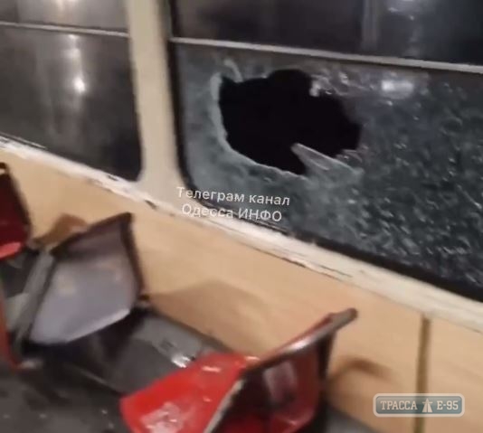 Хулиганы травмировали пассажира одесского трамвая, разбив окно банкой. Видео