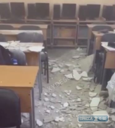 Потолок обвалился на учеников в одесской школе. Видео