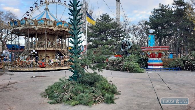 Монтаж новогодней елки начался в Одессе