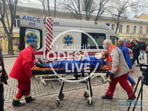 Строитель сорвался с 3-го этажа в Одессе, но коллеги отказывались вызывать медиков
