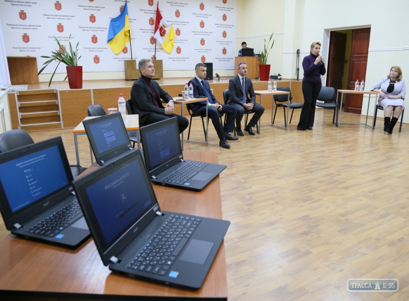 Учителя Одессы получили 460 ноутбуков по государственной программе