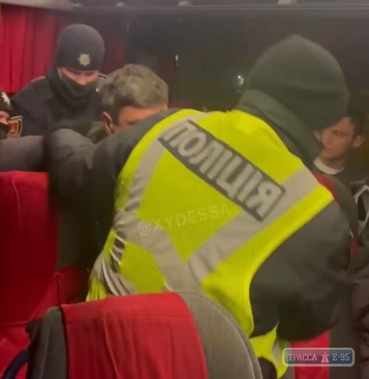 Противники вакцинации задержали автобус Одесса – Киев. Видео 