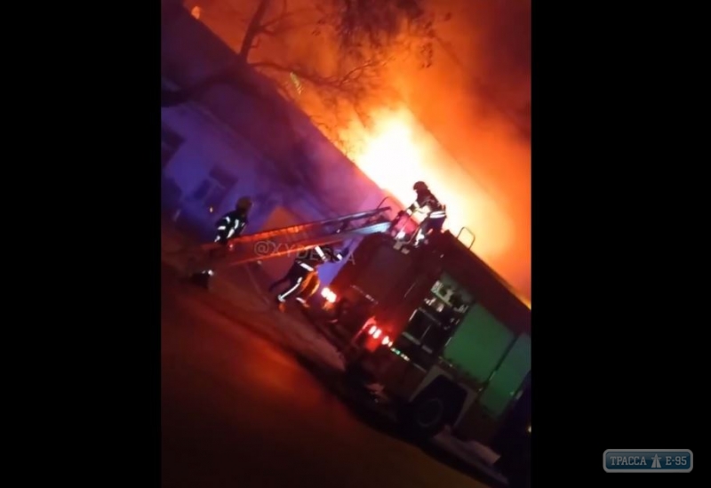 Баня сгорела ночью в Одессе. Видео